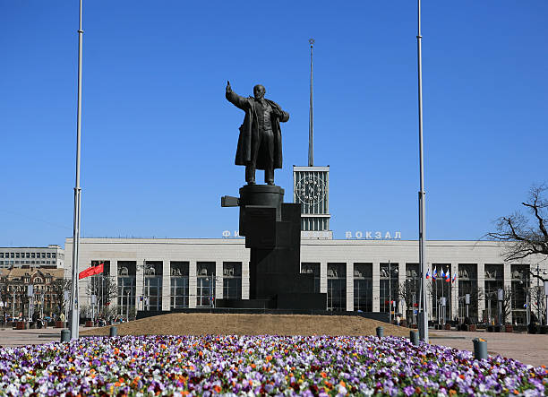 lenin apontando o caminho (st. petersburg - vladimir lenin - fotografias e filmes do acervo