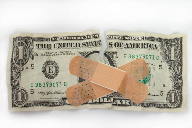salir de la deuda - adhesive bandage currency finance repairing fotografías e imágenes de stock