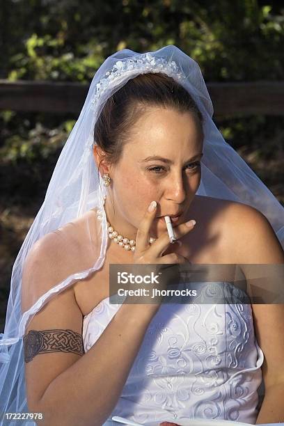 Rauchen Braut Stockfoto und mehr Bilder von Braut - Braut, Häßlichkeit, Zigarette