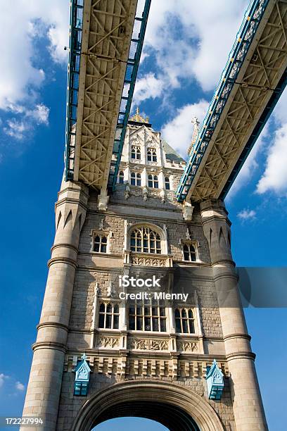 Tower Bridge Londra Dettaglio - Fotografie stock e altre immagini di Architettura - Architettura, Blu, Capitello