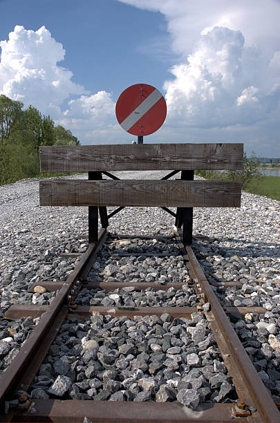 fine della riga - segnale di strada senza uscita foto e immagini stock