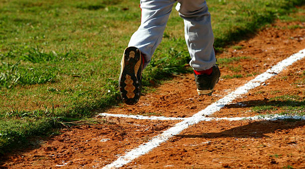 flying su hogar - little league fotografías e imágenes de stock