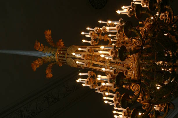 elegante kronleuchter - domestic room palace chandelier nobility stock-fotos und bilder