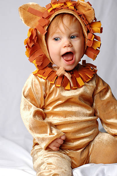 überrascht kleine lion - costume halloween lion baby stock-fotos und bilder