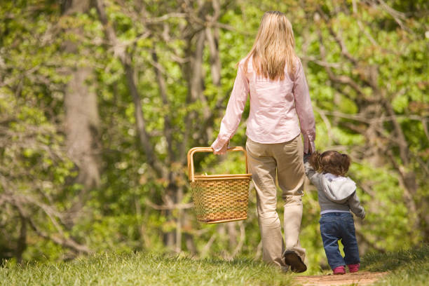 mãe e filha a andar no parque - handcarves nature sports and fitness people imagens e fotografias de stock