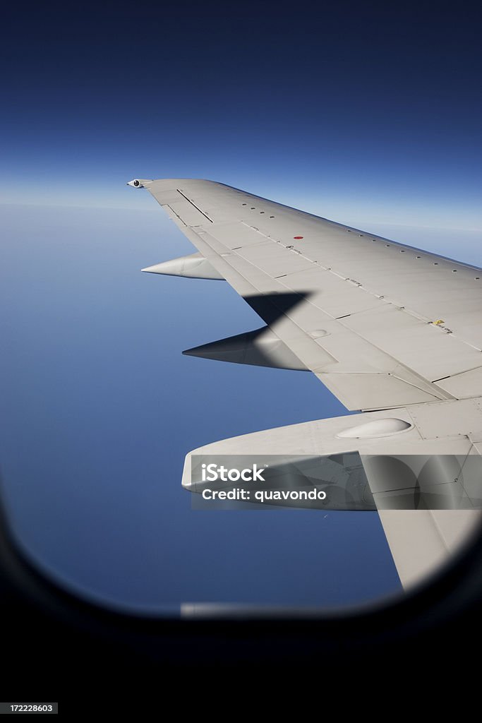 Самолёт крыле на горизонт, снимок в окно, Copy Space - Стоковые фото Авиакосмическая промышленность роялти-фри