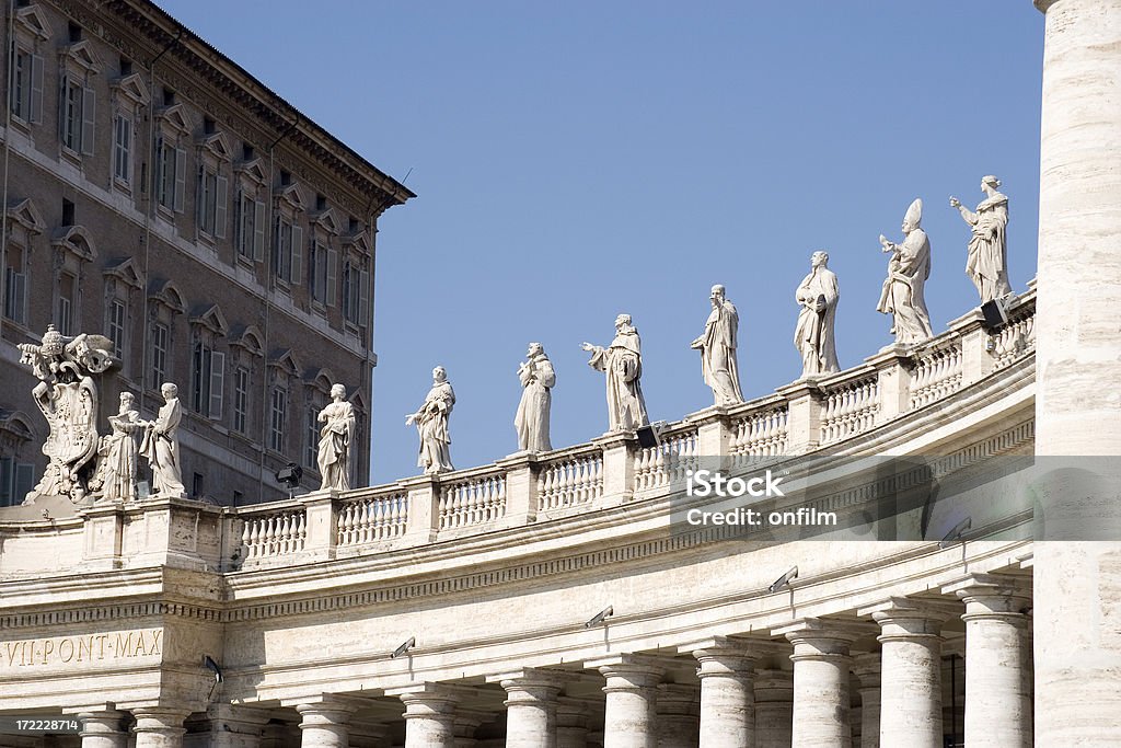 Colonnade, da Praça de São Pedro e a Cidade do Vaticano - Foto de stock de Arquitetura royalty-free