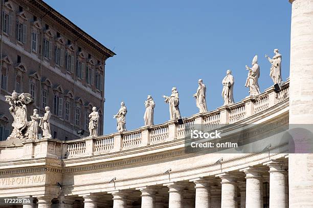Foto de Colonnade Da Praça De São Pedro E A Cidade Do Vaticano e mais fotos de stock de Arquitetura