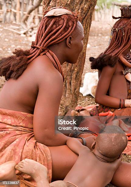 Himba Mujer Y Niño Bracelets De Venta Foto de stock y más banco de imágenes de Adulto - Adulto, Afrodescendiente, Asiento