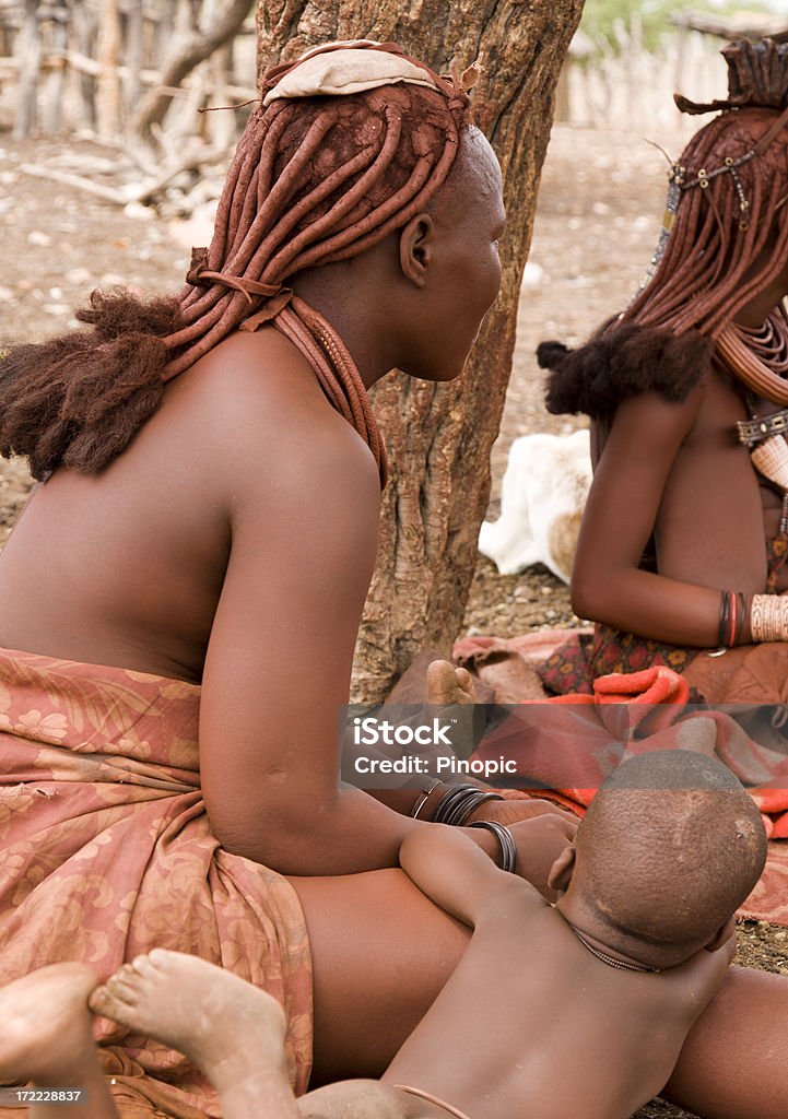Himba mulher e menino venda braceletes - Foto de stock de Adulto royalty-free