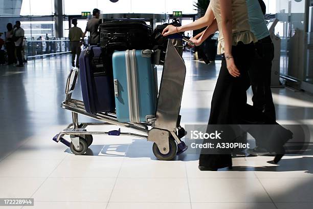 Aeroporto De Viagens - Fotografias de stock e mais imagens de Aeroporto - Aeroporto, Carrinho de Bagagem, Empurrar - Atividade Física