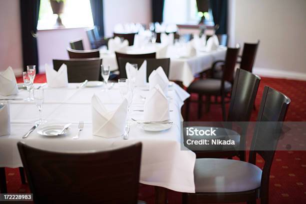 Foto de Interior Do Restaurante e mais fotos de stock de Almoço - Almoço, Arte e Artesanato - Assunto, Artigo de decoração