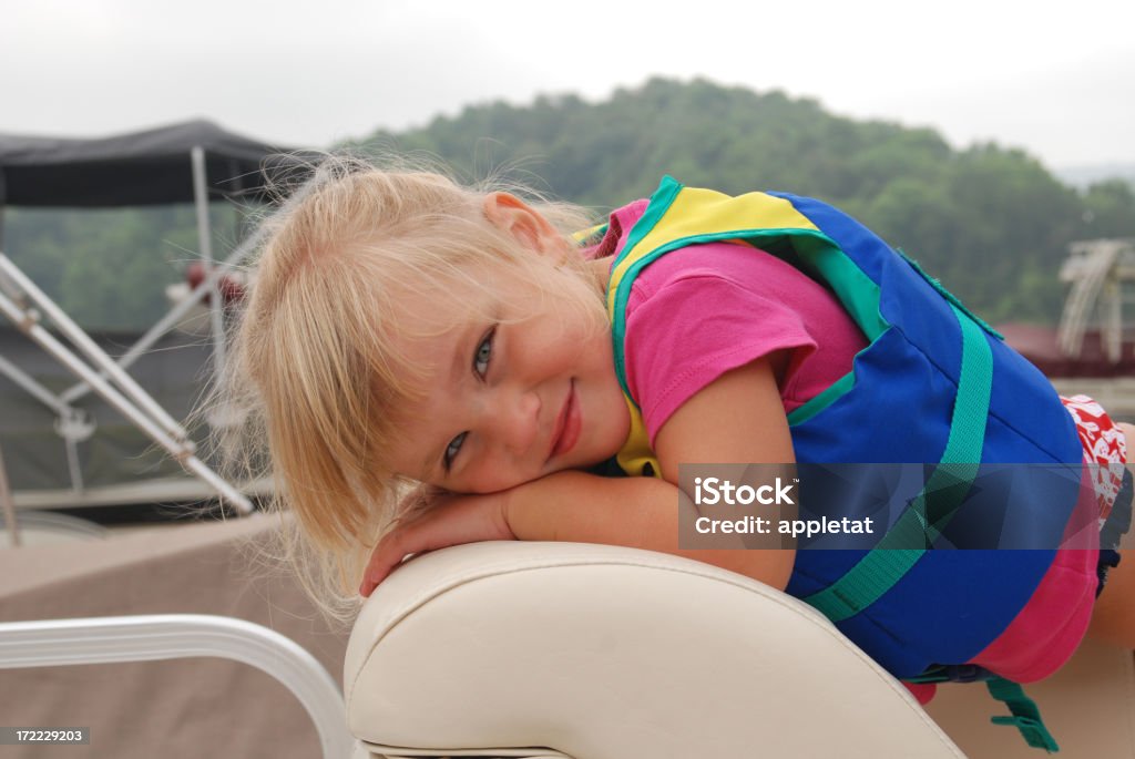 Blonde enfant sur un bateau à poils - Photo de 4-5 ans libre de droits