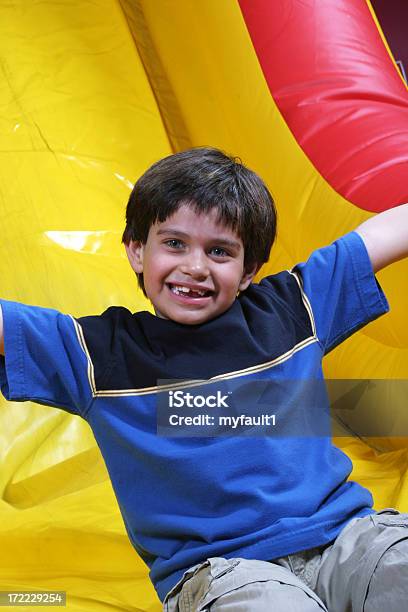 Menino Com Sorrisos De Lâmina Insuflável - Fotografias de stock e mais imagens de Amarelo - Amarelo, Azul, Branco