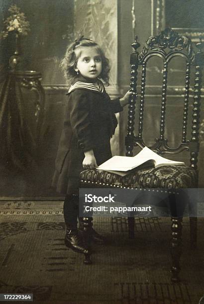 Vintage Foto Mit Mädchen Und Stuhl Stockfoto und mehr Bilder von 1920-1929 - 1920-1929, Porträt, 1920