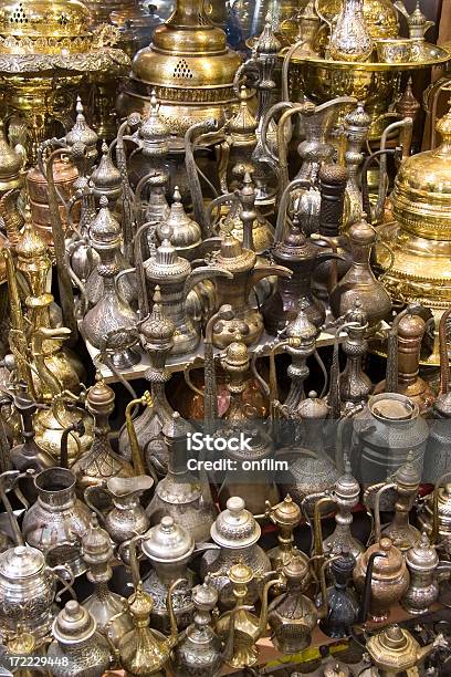 Arabische Kaffeekannen Und Samovars Stockfoto und mehr Bilder von Arabeske - Arabeske, Basar - Markt, Blech