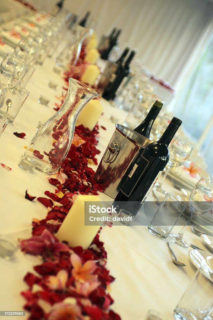Mesa com vinho - Foto de stock de Arranjar royalty-free