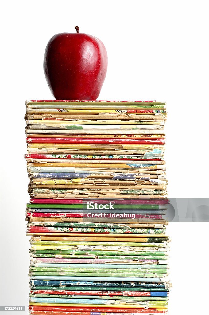 Pila de libro y manzana - Foto de stock de Libro de imágenes libre de derechos
