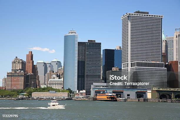 Barco Na Frente Do Horizonte De Nova Iorque - Fotografias de stock e mais imagens de América do Norte - América do Norte, Ao Ar Livre, Arquitetura