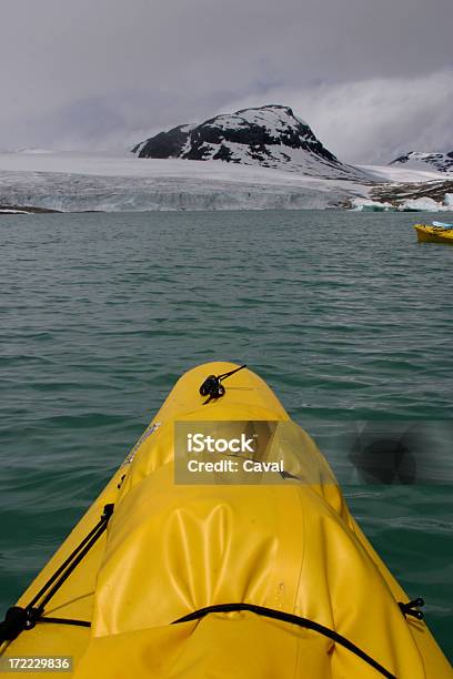 Lago Glaciar De Caiaque - Fotografias de stock e mais imagens de Amarelo - Amarelo, Caiaque - Barco a Remos, Caiaque - Canoagem e caiaque