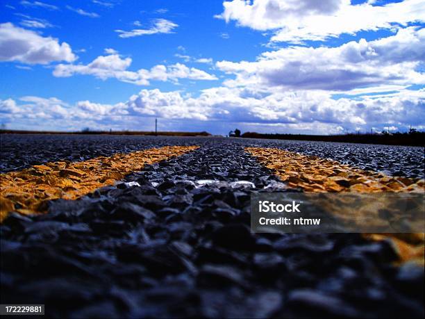 La Strada Aperta - Fotografie stock e altre immagini di Albero - Albero, Aperto, Asfalto