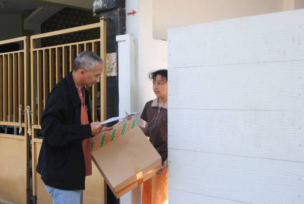istock Delivery man on duty. Package delivery service. 1722299504