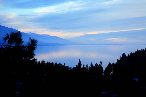 twilight winter am see flathead lake montana - flathead valley stock-fotos und bilder