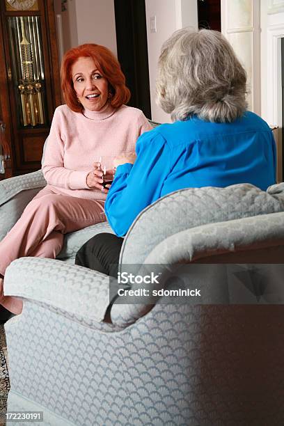 Gossiping Senhoras - Fotografias de stock e mais imagens de 55-59 anos - 55-59 anos, 60-64 anos, Adulto