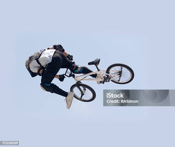 Hoch In Den Himmel Stockfoto und mehr Bilder von Aufnahme von unten - Aufnahme von unten, Fahrrad, Hochspringen