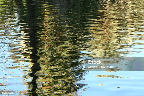 Rizado Reflejo De Agua Foto de stock y más banco de imágenes de Abstracto - Abstracto, Agua, Azul