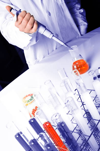 joven mujer trabajando con pipeta en laboratorio - biotechnology student laboratory nurse fotografías e imágenes de stock