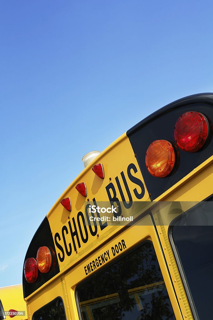 bus scolaire avec ciel bleu - Photo de Bus scolaire libre de droits