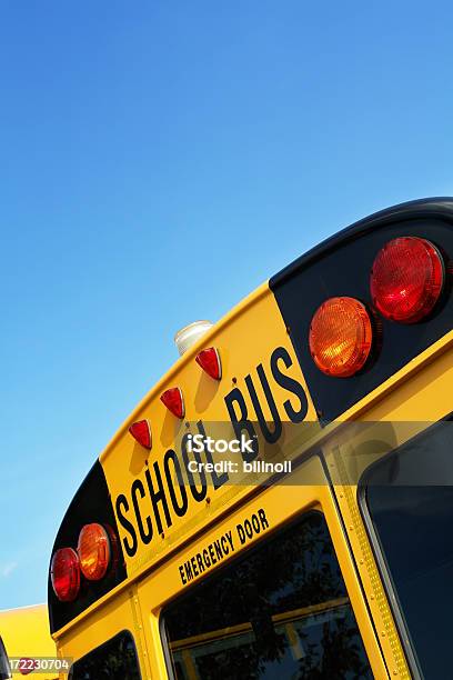 Photo libre de droit de Bus Scolaire Avec Ciel Bleu banque d'images et plus d'images libres de droit de Bus scolaire - Bus scolaire, Arts Culture et Spectacles, Automne