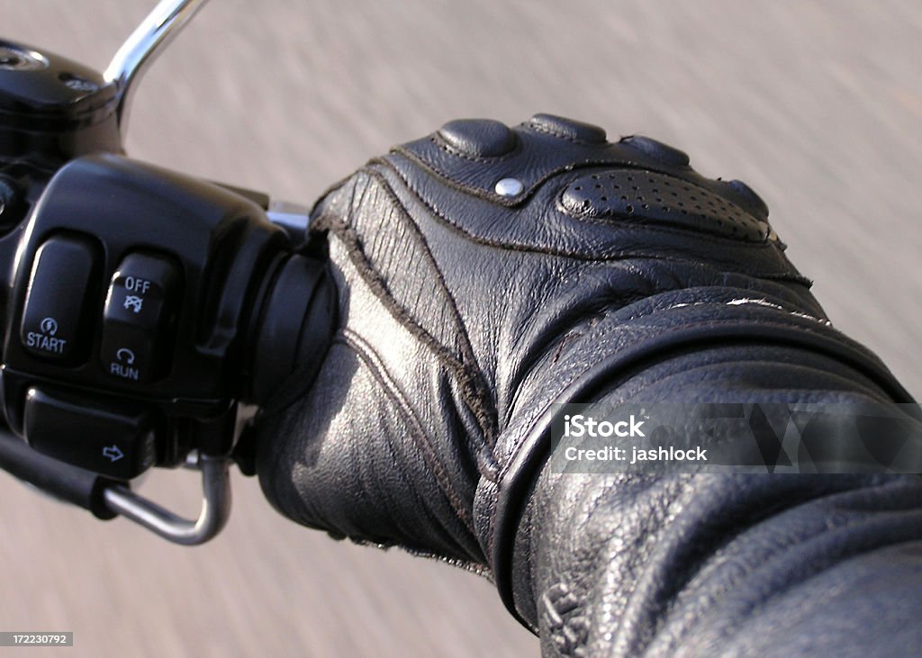 Рука на Рычаг управления двигателем (2 - Стоковые фото Мотоцикл роялти-фри