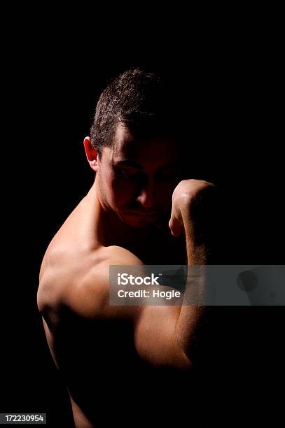 Biceps - Fotografias de stock e mais imagens de 20-24 Anos - 20-24 Anos, Adulto, Articulação humana