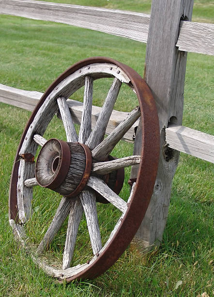 vista de uma antiga roda de vagão - wooden hub imagens e fotografias de stock
