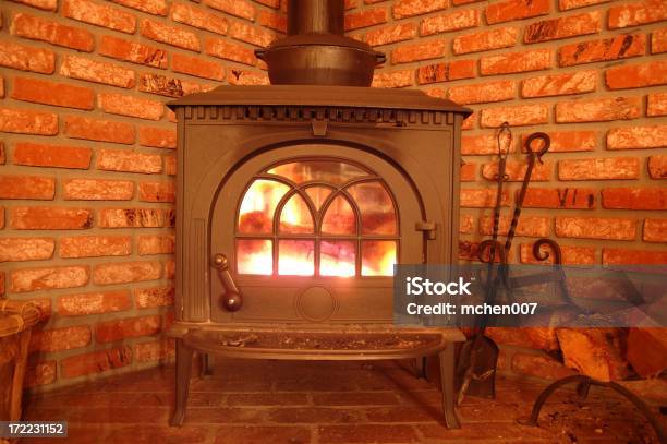 Arquitectura Chimenea Foto de stock y más banco de imágenes de Cabaña de madera - Cabaña de madera, Cabina - Interior del vehículo, Calor