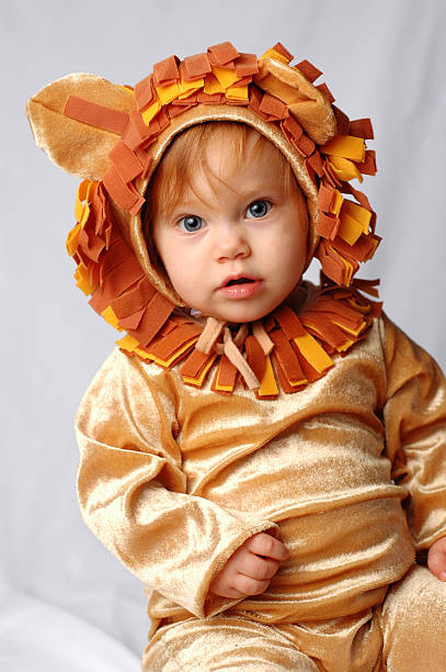 scheuen little lion - costume halloween lion baby stock-fotos und bilder