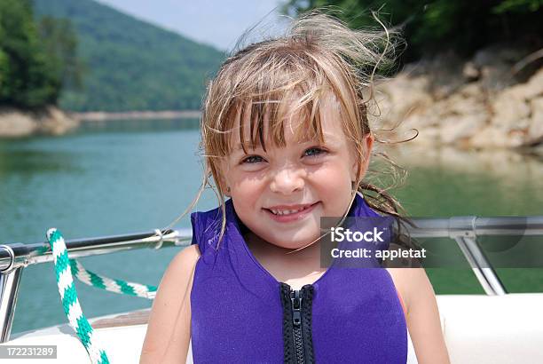 Barco Baloiço - Fotografias de stock e mais imagens de 4-5 Anos - 4-5 Anos, Barco com Vara, Cabelo castanho