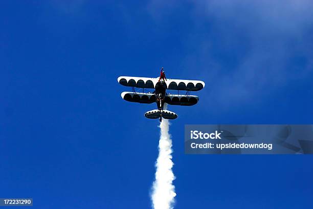 Spettacolo Di Acrobazie Aeree Serie N 4 Wingwalker - Fotografie stock e altre immagini di Acrobatica aerea