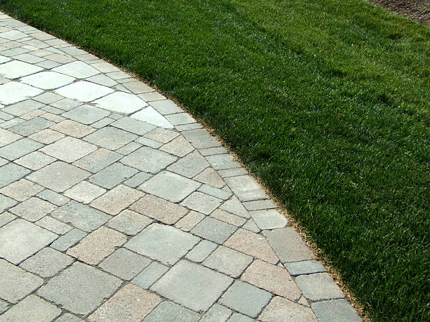 カーブしたストーンとグラス - stone paving stone patio driveway ストックフォトと画像