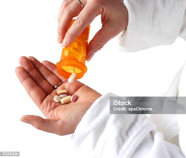 Medikament Nehmen Stockfoto und mehr Bilder von Acetylsalicylsäure - Acetylsalicylsäure, Arzt, Bademantel