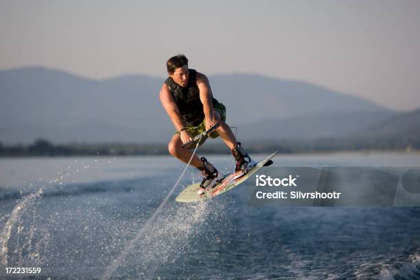 Wakeboarder — стоковые фотографии и другие картинки Боннер - Боннер, Брызги, В воздухе