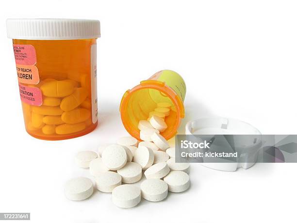 錠剤スピル - 白背景のストックフォトや画像を多数ご用意 - 白背景, 薬びん, こぼす