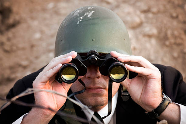 negócios tactician - peeking analyzing staring watching imagens e fotografias de stock