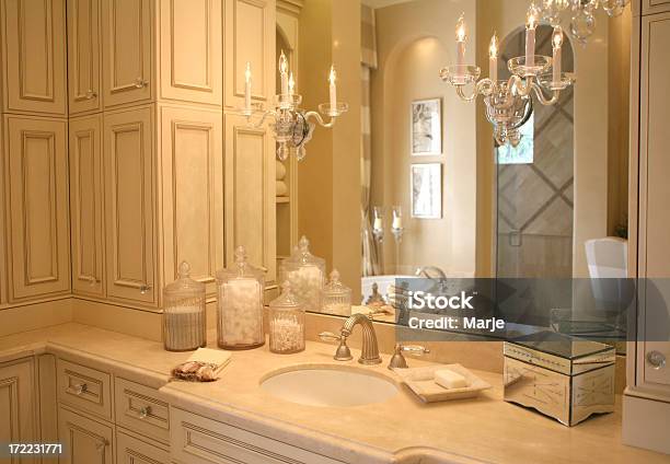 Elegante Lavatório Da Casa De Banho Com Espelho - Fotografias de stock e mais imagens de Artigo de Decoração - Artigo de Decoração, Banca, Beleza