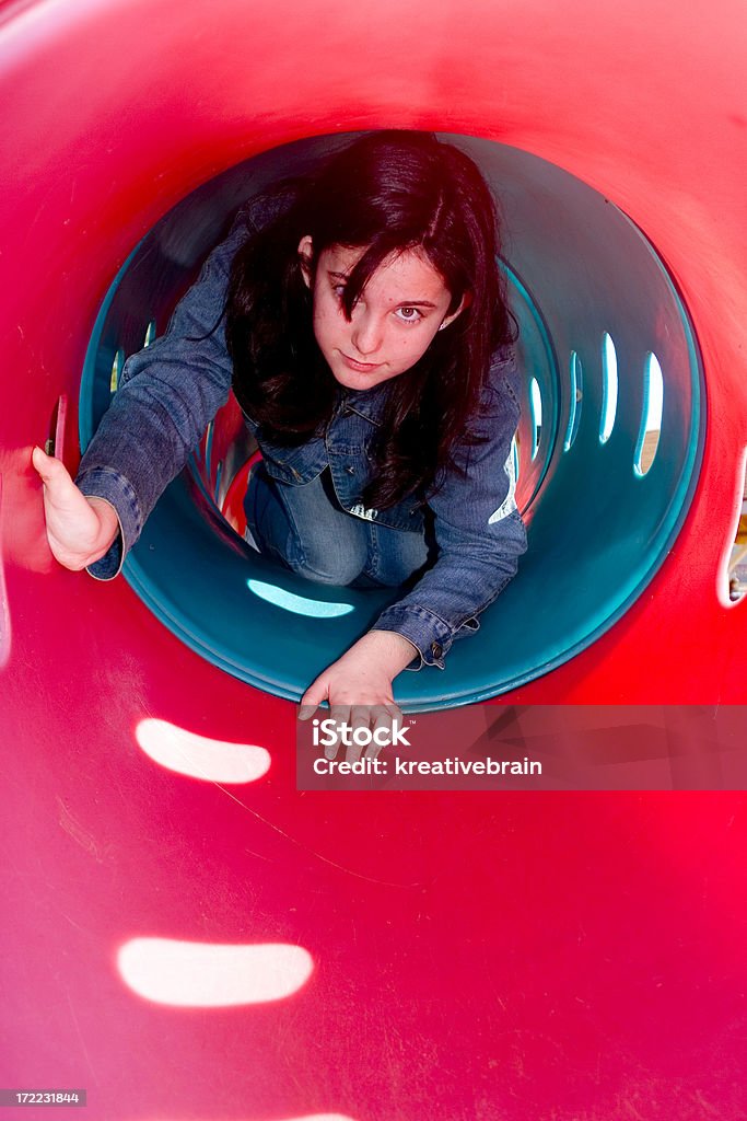 Teen девушки в тоннель - Стоковые фото Ползать роялти-фри