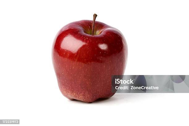 Rosso Brillante Apple Isolato Su Bianco - Fotografie stock e altre immagini di Alimentazione sana - Alimentazione sana, Cibi e bevande, Composizione orizzontale