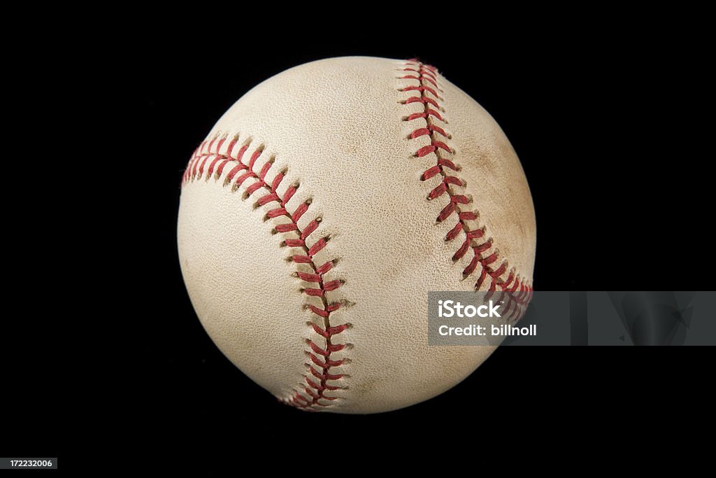 Autentica baseball isolato su nero - Foto stock royalty-free di Palla da baseball