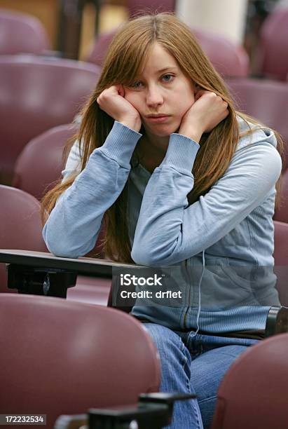 Tono Annoiato - Fotografie stock e altre immagini di Adolescente - Adolescente, Postumi di una sbornia, Adolescenza